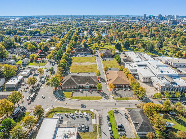 Development Site in Executive Center portefeuille de 3 propriétés à vendre sur LoopNet.ca - Photo du bâtiment - Image 1 de 5
