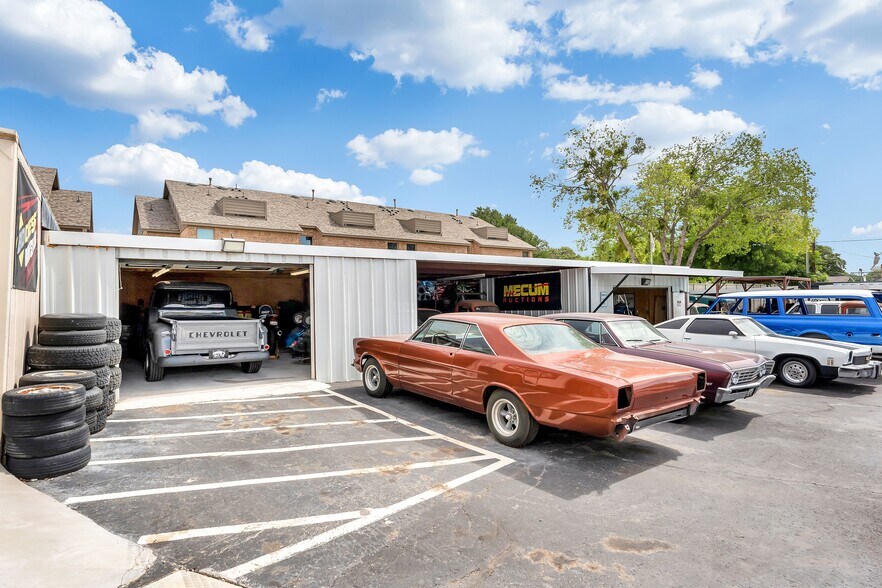 716 W Euless Blvd, Euless, TX for sale - Building Photo - Image 2 of 19