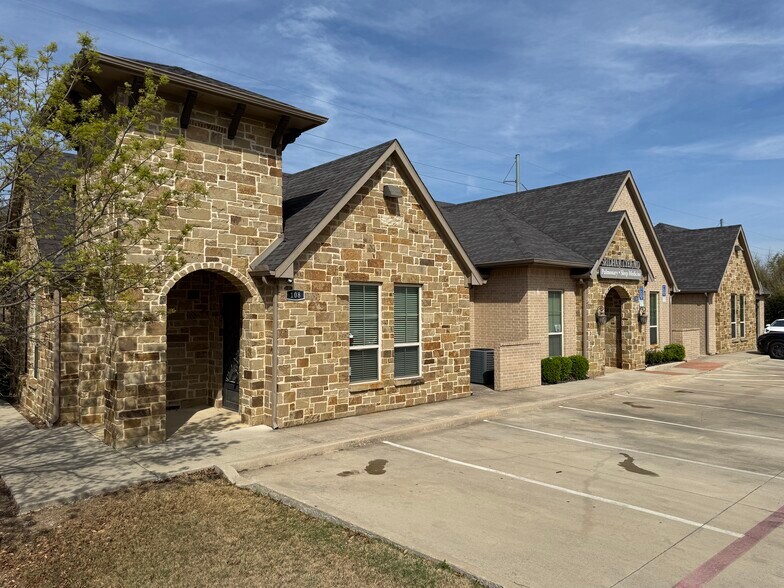 802 N Bonnie Brae St, Denton, TX à louer - Photo du bâtiment - Image 1 de 14