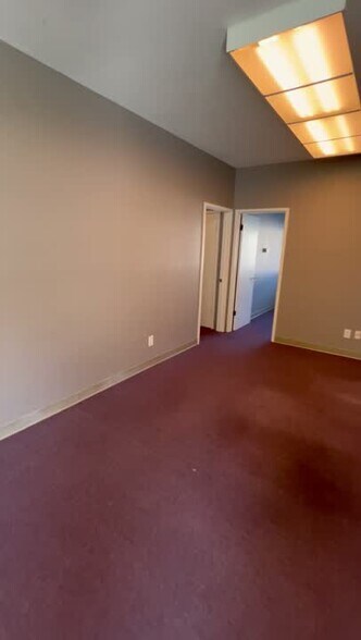 705 Veterans Blvd, Redwood City, CA à vendre - Vidéo sur l’inscription commerciale - Image 2 de 22