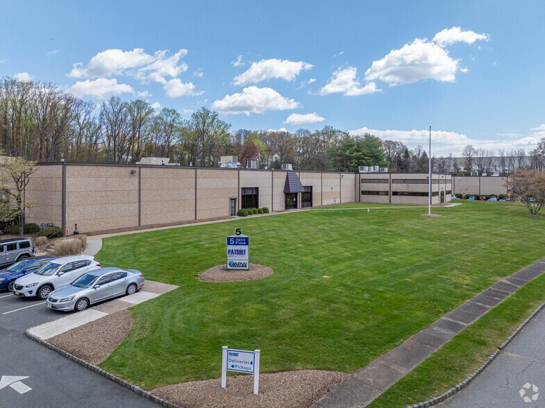 5 Astro Pl, Denville, NJ à louer - Photo du bâtiment - Image 2 de 8