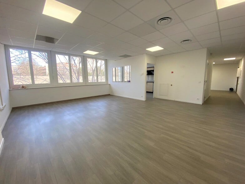 Office in Marseille for lease - Building Photo - Image 3 of 10