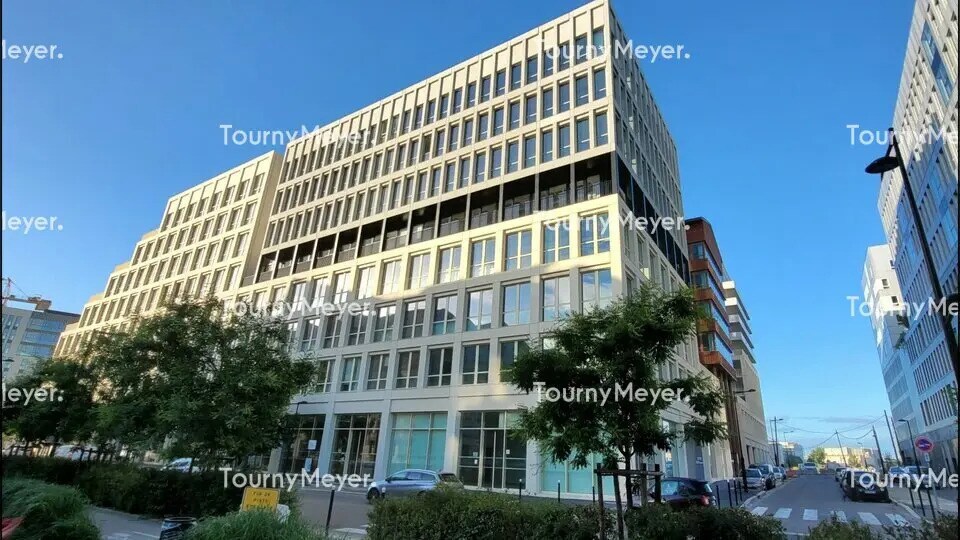 Retail in Bordeaux for lease Building Photo- Image 1 of 2