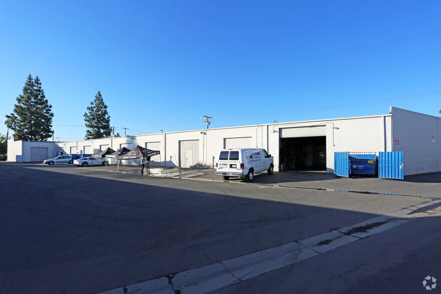 2821 E White Star Ave, Anaheim, CA à louer - Photo du bâtiment - Image 3 de 22