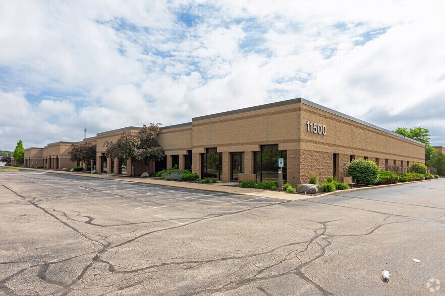 11548 W Theodore Trecker Way, Milwaukee, WI for lease - Primary Photo - Image 1 of 8