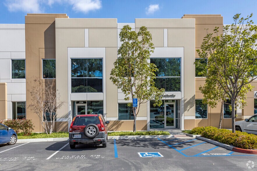 3145 Tiger Run Ct, Carlsbad, CA à louer - Photo du bâtiment - Image 3 de 6