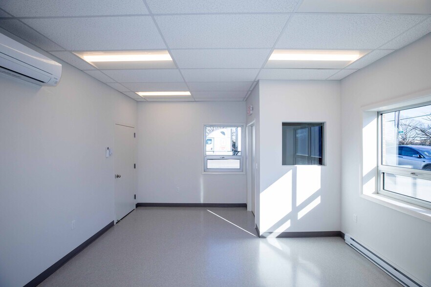 37 Louis St, Hicksville, NY à louer - Photo intérieure - Image 3 de 7