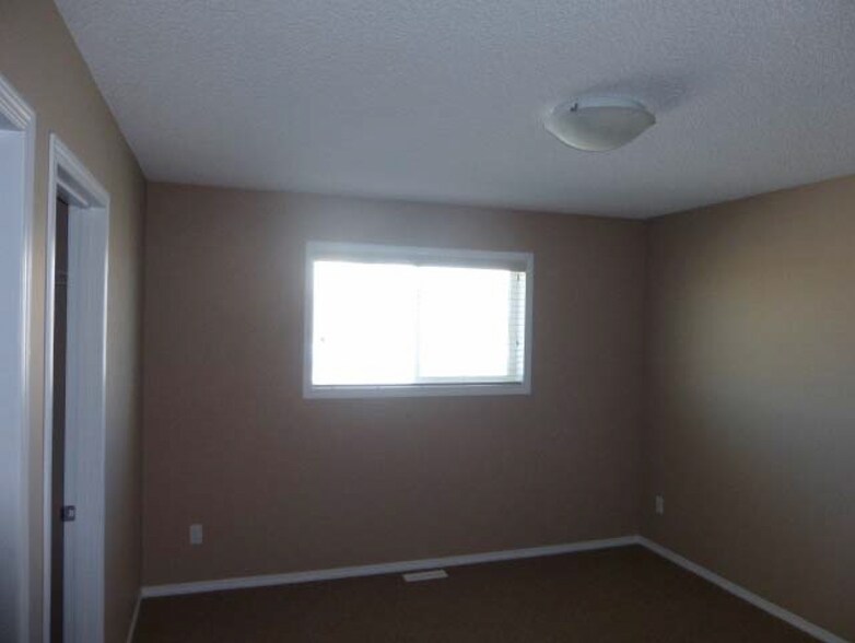 248 Edwards Dr SW, Edmonton, AB à vendre - Photo intérieure - Image 3 de 5