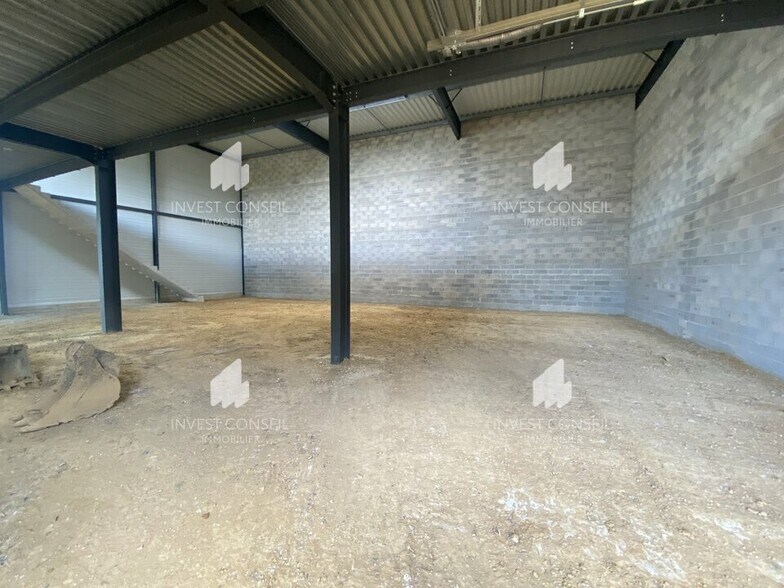 Flex in Amblainville for lease - Interior Photo - Image 3 of 4