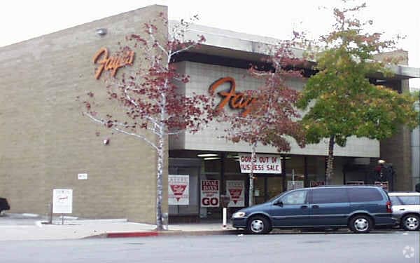 2347-2351 Honolulu Ave, Montrose, CA for lease - Primary Photo - Image 1 of 2