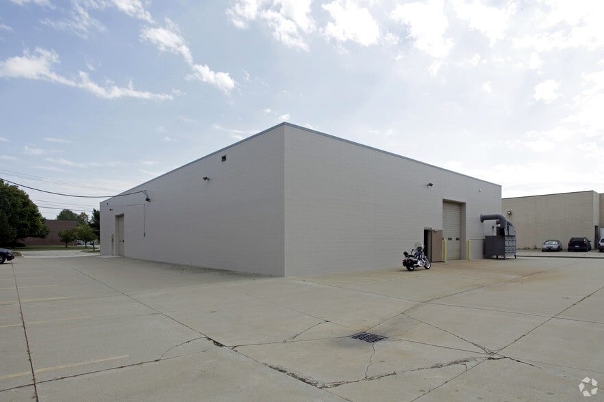 44837 Macomb Industrial Dr, Clinton Township, MI for lease - Building Photo - Image 2 of 3
