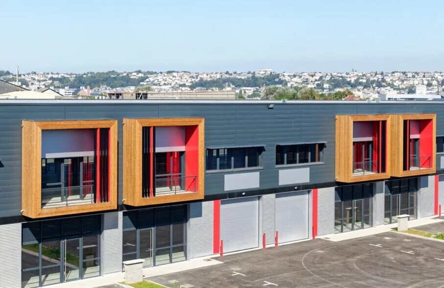 Flex in Saint-Laurent-de-Mure for lease - Building Photo - Image 3 of 7