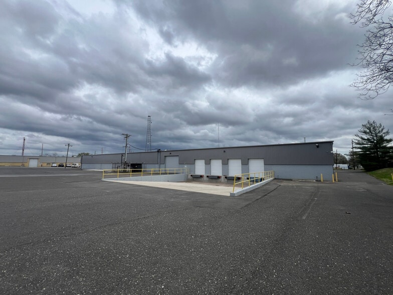 6901 N Crescent Blvd, Pennsauken, NJ à louer - Photo du bâtiment - Image 3 de 7