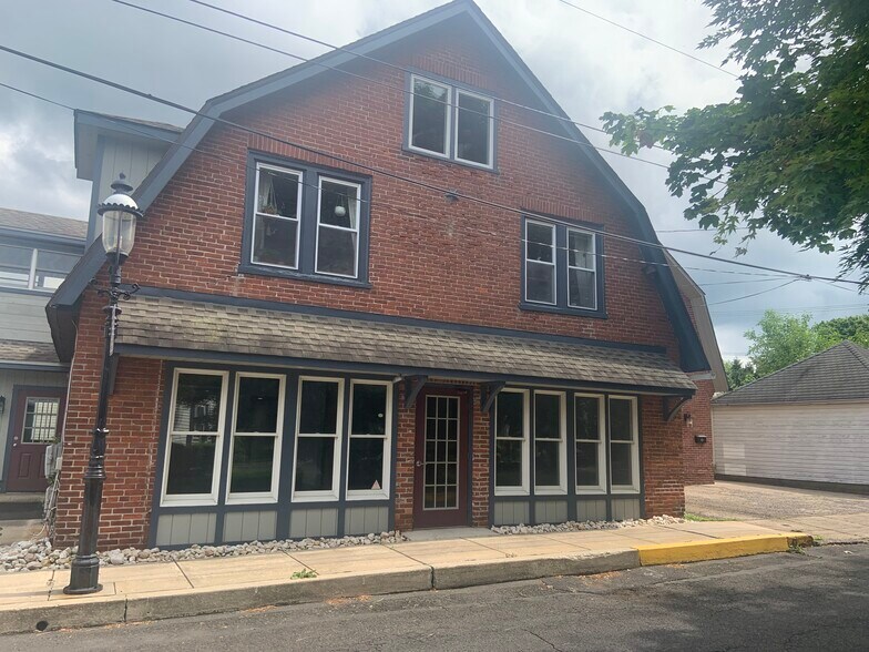 242 Wood St, Doylestown, PA à vendre - Photo du bâtiment - Image 3 de 8