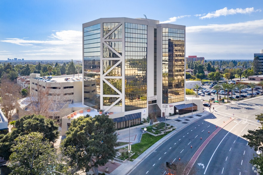 600 W Santa Ana Blvd, Santa Ana, CA à louer - Photo du bâtiment - Image 1 de 10