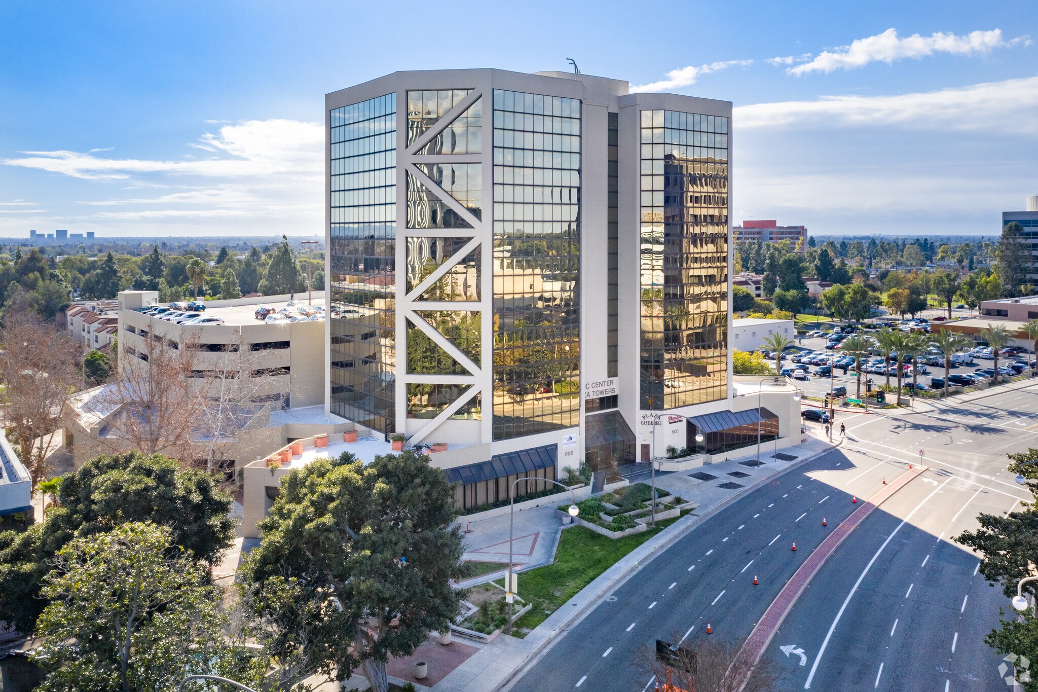 600 W Santa Ana Blvd, Santa Ana, CA à louer Photo du bâtiment- Image 1 de 11