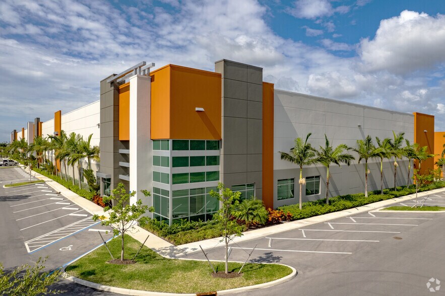 644-646 Park of Commerce Way, Boca Raton, FL à louer - Photo du bâtiment - Image 3 de 6