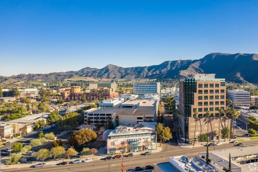 2520 W Olive Ave, Burbank, CA à louer - Photo du bâtiment - Image 3 de 27