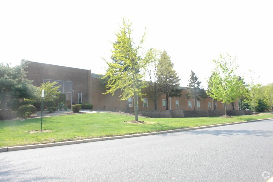 12 Elkins Rd, East Brunswick, NJ à vendre - Photo du bâtiment - Image 3 de 12