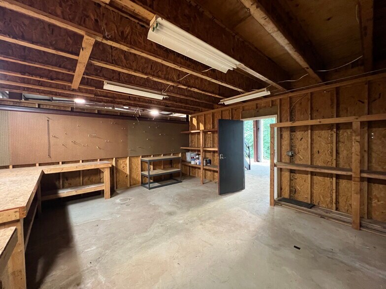 3900 Miriam Dr, Charlotte, NC à louer - Photo du bâtiment - Image 3 de 17