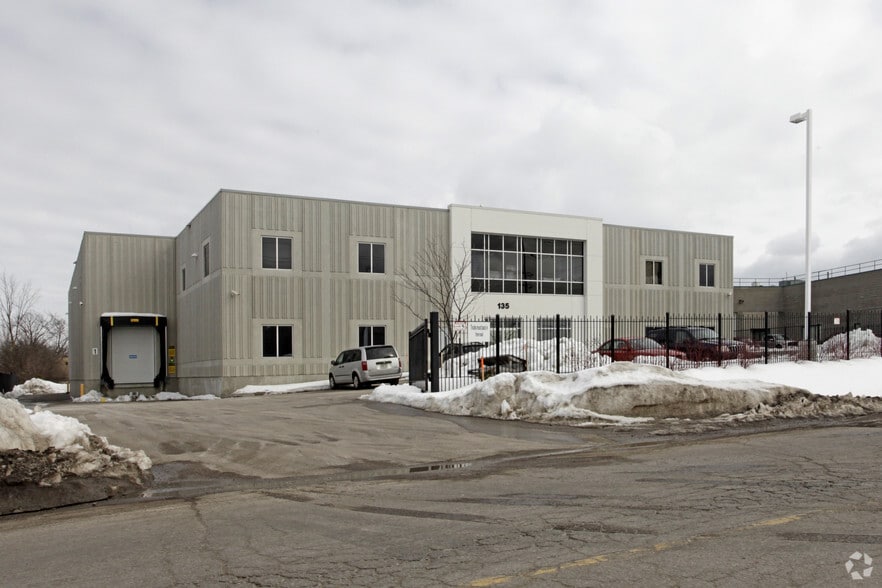 135 Pony Dr, Newmarket, ON à louer - Photo du bâtiment - Image 2 de 3