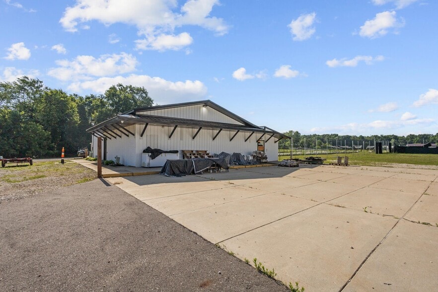 1770 Columbia Ave, Battle Creek, MI à vendre - Photo du bâtiment - Image 3 de 51
