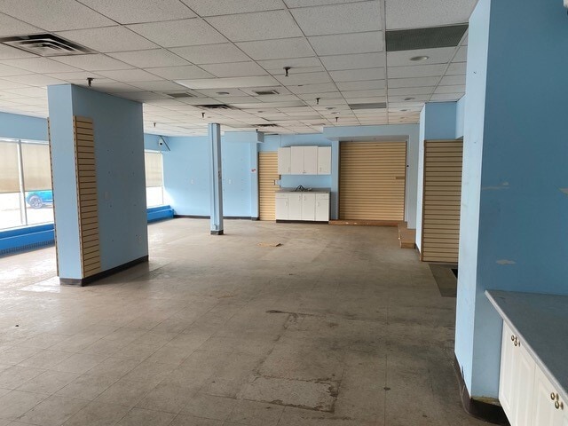 12004 111th Ave NW, Edmonton, AB à louer - Photo intérieure - Image 3 de 5