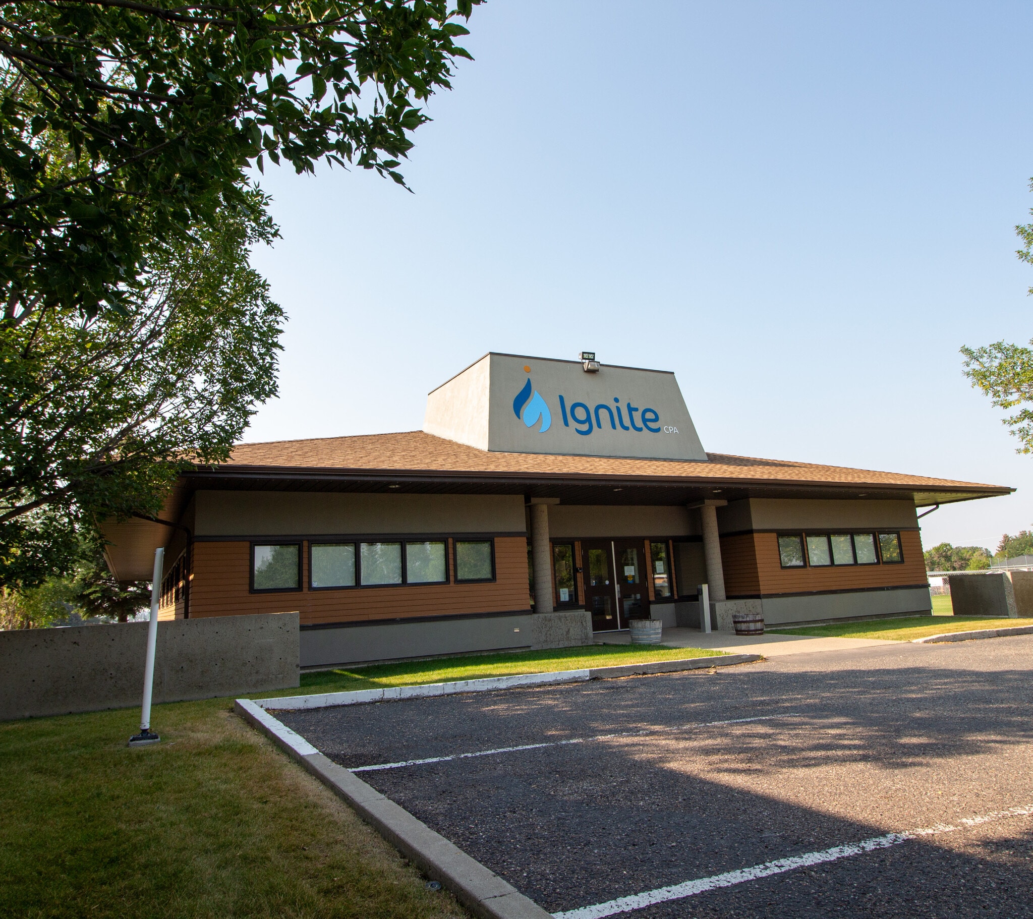 401 21A St N, Lethbridge, AB for sale Primary Photo- Image 1 of 14
