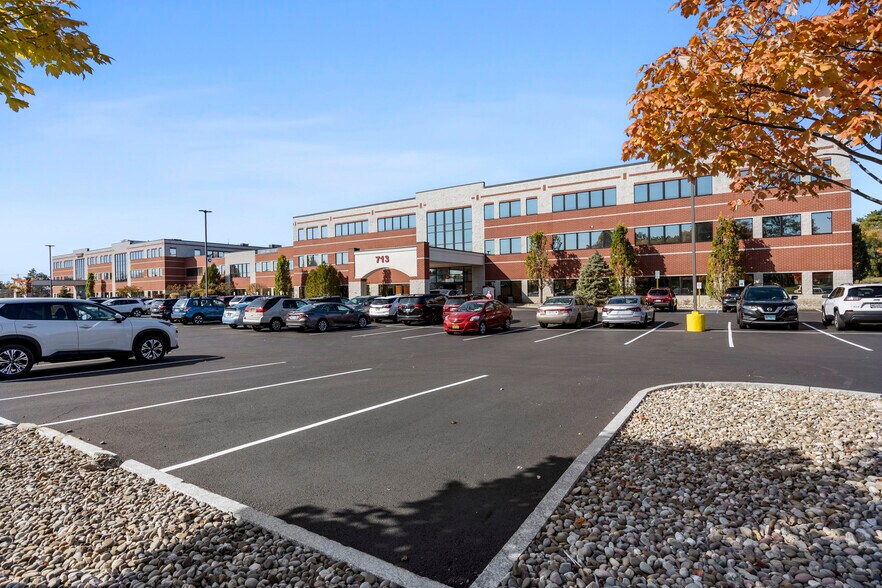 711-713 Troy Schenectady Rd, Latham, NY à louer - Photo du bâtiment - Image 3 de 50