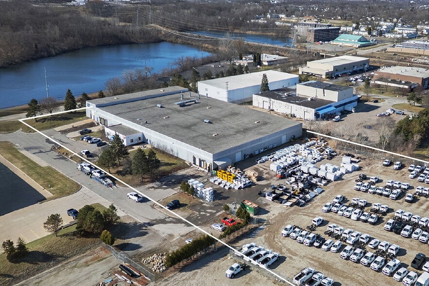 55 E Silverdome Industrial Park, Pontiac, MI à vendre - Photo du bâtiment - Image 2 de 17