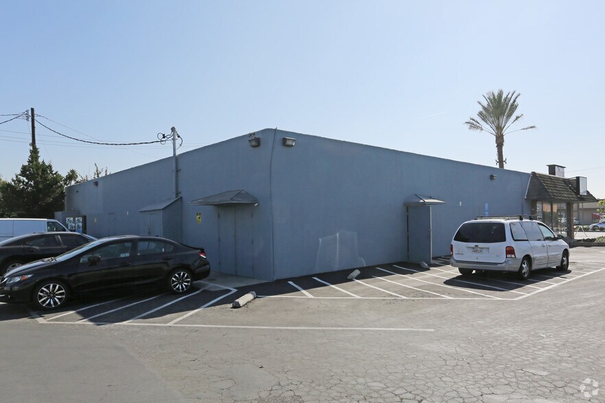 12001-12017 Carson St, Hawaiian Gdns, Hawaiian Gardens, CA à vendre - Photo du bâtiment - Image 3 de 5