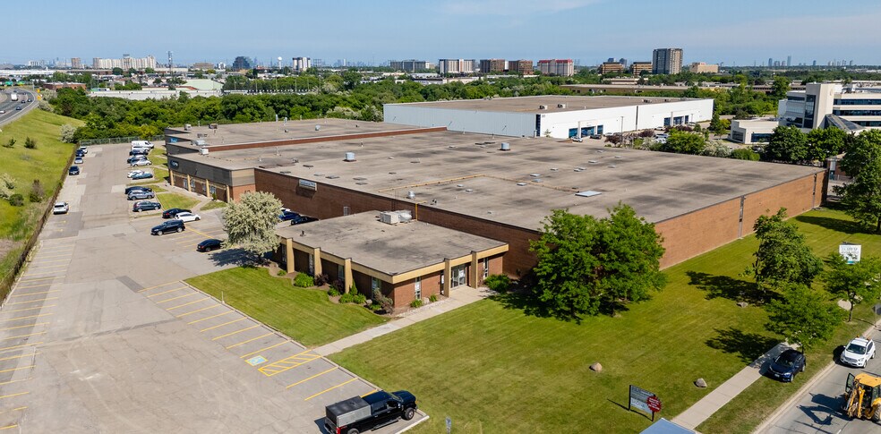 385-387 Carlingview Dr, Toronto, ON à vendre - Photo du bâtiment - Image 2 de 6
