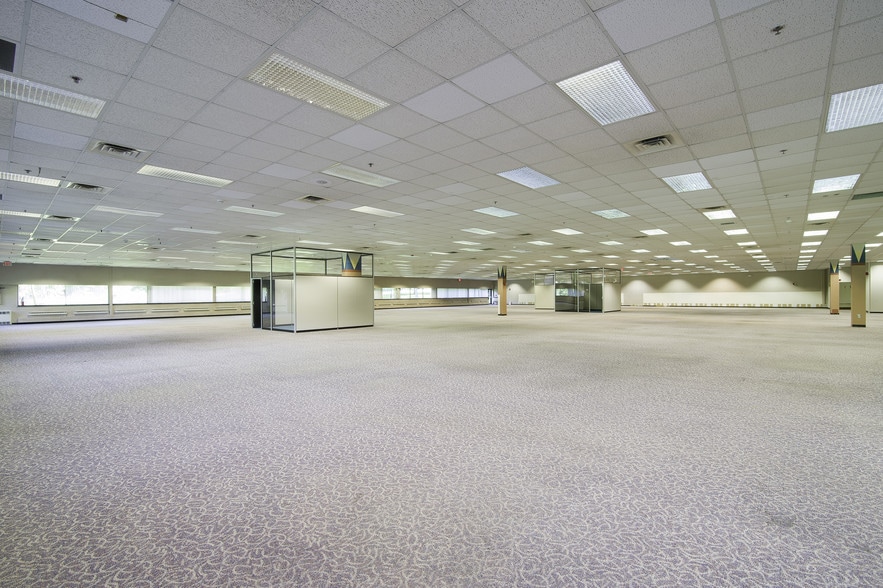 1300 Hall Blvd, Bloomfield, CT for lease - Interior Photo - Image 2 of 6