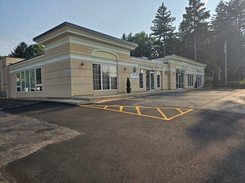 114 E Aurora Rd, Northfield, OH à vendre - Photo du bâtiment - Image 2 de 9