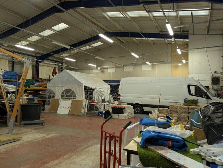 Walnut Tree Clos, Guildford à louer - Photo du bâtiment - Image 2 de 5