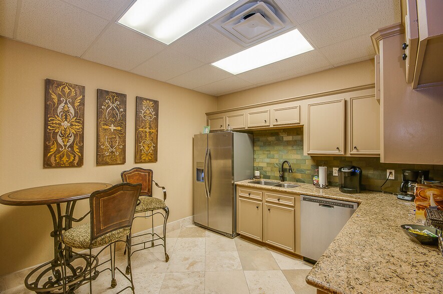 1414 S Friendswood Dr, Friendswood, TX à louer - Photo intérieure - Image 3 de 5