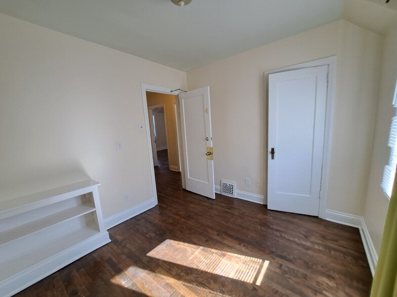 251 Bronson Av, Ottawa, ON for lease - Interior Photo - Image 1 of 6