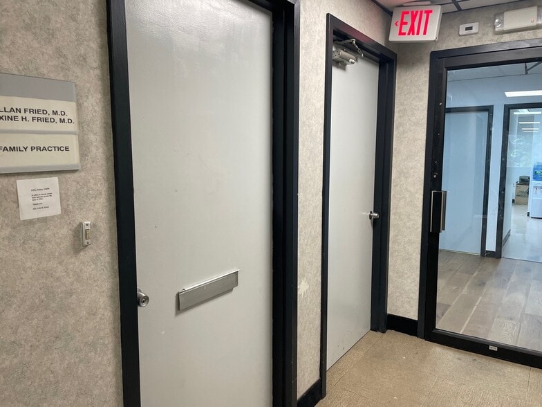 17 Maple Dr, Great Neck, NY à louer - Photo intérieure - Image 3 de 17