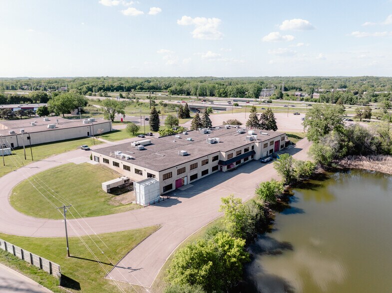 7945 Wallace Rd, Eden Prairie, MN à vendre - Photo du bâtiment - Image 3 de 17