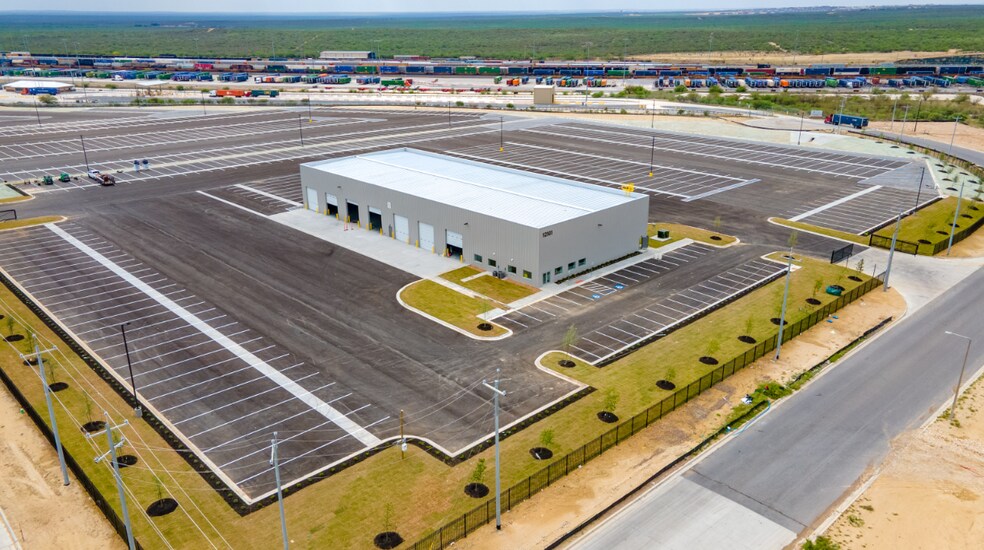 12401 Jim Young Way, Laredo, TX à louer - Photo du bâtiment - Image 3 de 11