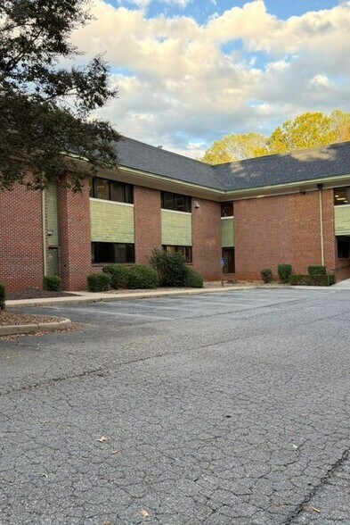 2215 Landover Pl, Lynchburg, VA à vendre - Photo du bâtiment - Image 2 de 5