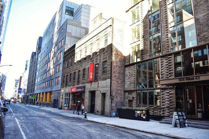 515 W 43rd St, New York, NY à vendre - Photo du bâtiment - Image 2 de 5