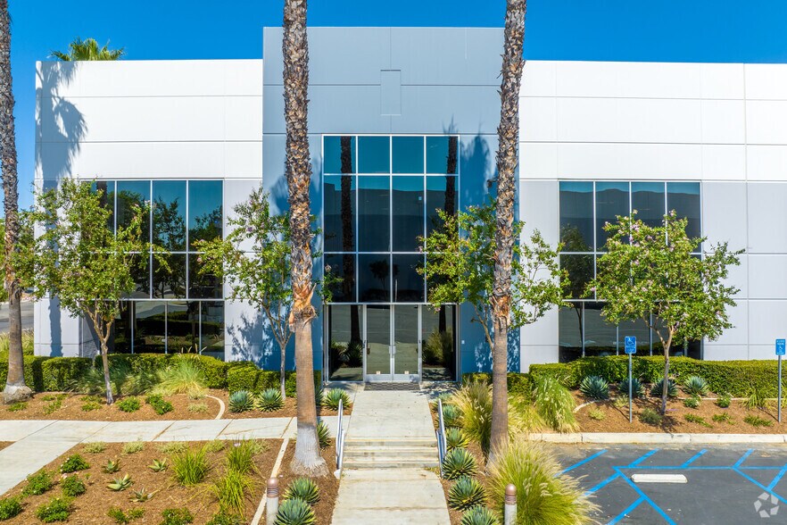 14530 Innovation Dr, Riverside, CA à louer - Photo du bâtiment - Image 3 de 4