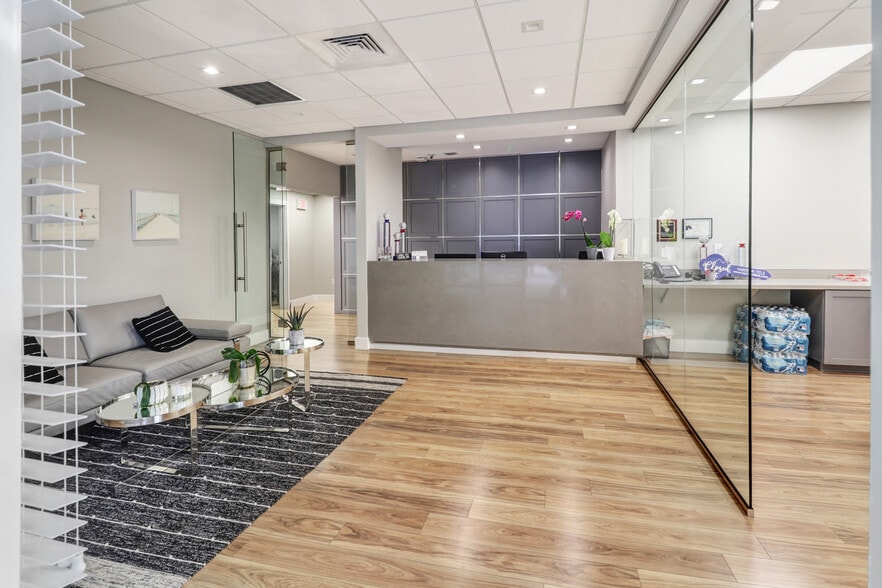 Poinciana Park - Office Portfolio portfolio of 2 properties for sale on LoopNet.ca - Building Photo - Image 3 of 27