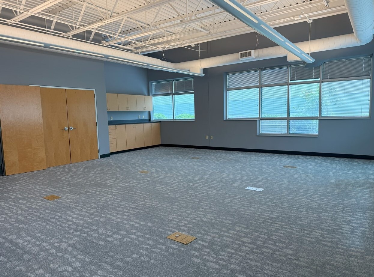 2301 Stanley Gault Pky, Louisville, KY for lease Building Photo- Image 1 of 3