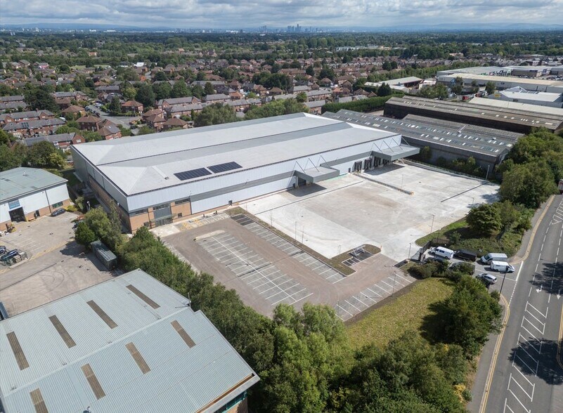 93 George Richards Way, Altrincham à louer - Photo du bâtiment - Image 1 de 16
