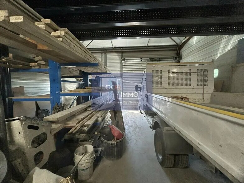 Flex in Le Haillan for lease - Interior Photo - Image 2 of 7