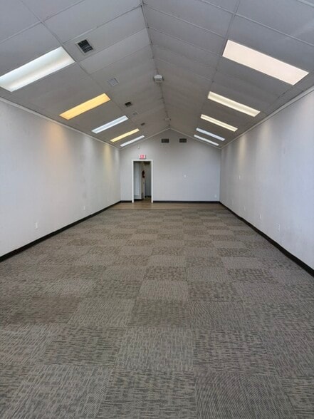 525-1100 N Elm St, Denton, TX for lease - Building Photo - Image 2 of 6