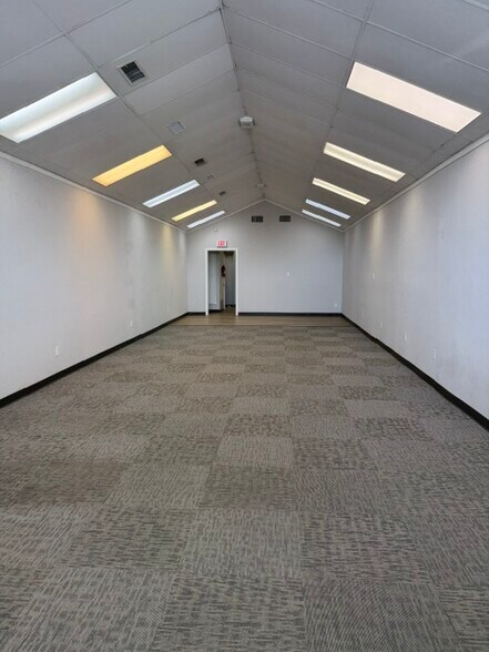 525-1100 N Elm St, Denton, TX à louer - Photo du bâtiment - Image 2 de 6