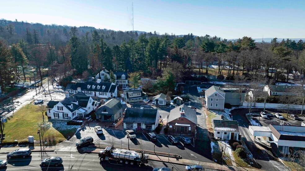1-3 Brick Walk Ln, Farmington, CT à louer - Photo du bâtiment - Image 3 de 15